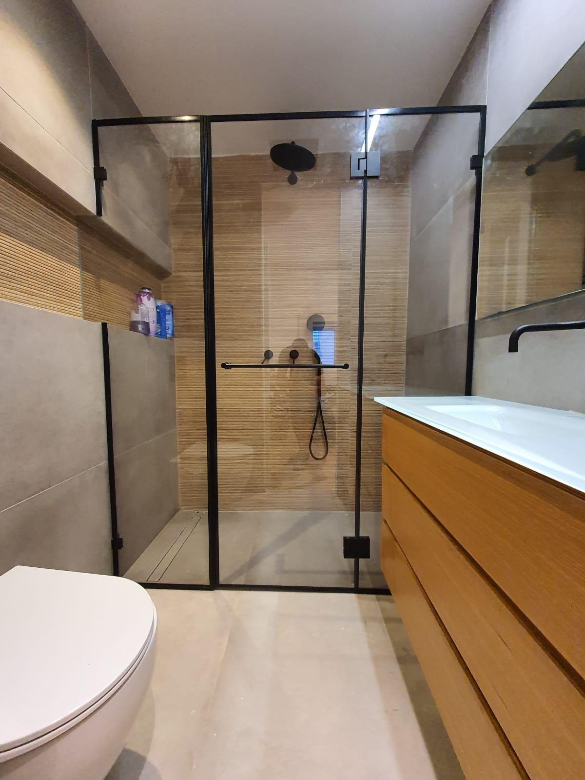 מקלחון Walk-In שחור